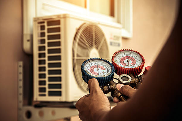 Professional Hvac technician working in Coralville, IA